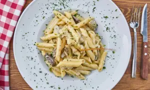 Penne z kremowym sosem grzybowym, posypane natką pietruszki. Idealne, gdy zastanawiasz się, jakie przyprawy do sosu grzybowego wybrać.