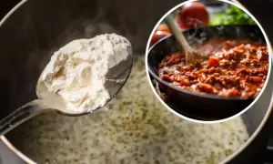 Łyżka mąki nad garnkiem z bulionem, obok w okręgu leczo w patelni. Prosty sposób, jak zagęścić leczo.