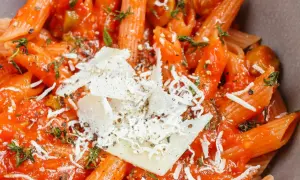 Penne z sosem pomidorowym, oliwkami i parmezanem. Szybki obiad w 15 minut, idealny na każdy dzień.