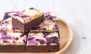 Czekoladowe brownie z kremowym serkiem i jagodami. Idealne fit ciasta na deser.