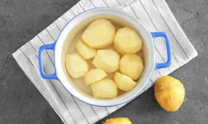 Gotujesz ziemniaki w garnku. Pamiętaj, że najwięcej błonnika jest w skórce!
