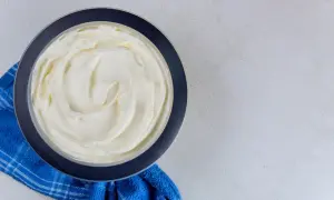 Gładka, kremowa masa, idealna do sosu carbonara. Zastanawiasz się, jaka śmietana do carbonary będzie najlepsza? Oto odpowiedź!