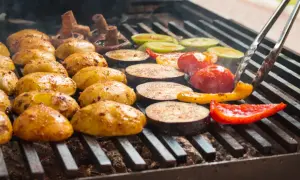 Pyszne grillowane warzywa: ziemniaki, bakłażany, cukinia, pomidory i papryka kuszą aromatem.