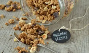 Domowa granola z orzechami i czekoladą, idealna na śniadanie. Ten przepis na granola jest prosty i pyszny!