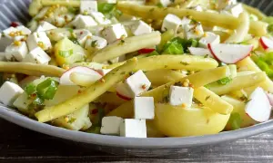 Pyszna, najlepsza sałatka z fasolki szparagowej z ziemniakami, serem feta, rzodkiewką i szczypiorkiem.