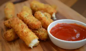 Paluszki z mozzarelli w panierce, idealne do maczania w sosie. Pyszny sposób na to, co można zrobić z mozzarelli.