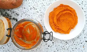 Pyszne puree z batata w słoiku i na talerzu. Idealne do wielu potraw.