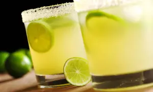 Dwa orzeźwiające drinki z limonką i cukrowym rantem. Idealne, gdy zastanawiasz się, jak zrobić lemoniadę.