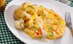 Pyszny omlet z warzywami i serem, podany z kalafiorem. Świetny pomysł, co zrobić z białek na śniadanie!