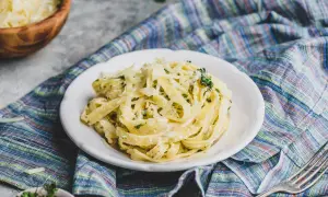 Pyszny makaron z kremowym sosem, posypany startym parmezanem i ziołami. Idealny sos do makaronu na szybki obiad.