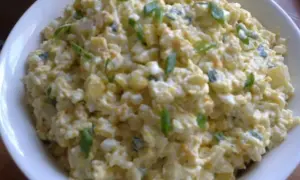 Szybka sałatka z ryżem i jajkiem, kremowa, z zieloną cebulką, idealna na szybki lunch.