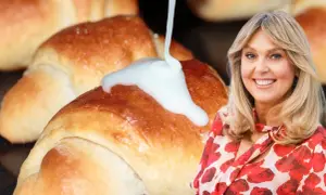 Rogaliki krucho drożdżowe, polane lukrem, wyglądają po prostu pycha! Uśmiechnięta kobieta w tle dodaje im uroku.