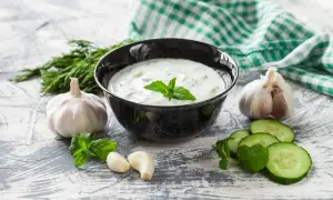 Pyszny sos tzatziki z czosnkiem, ogórkiem i miętą, gotowy do podania.