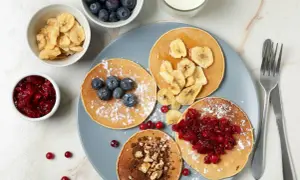 Idealne fit sniadania: placuszki z bananami, borówkami, żurawiną i orzechami. Pyszny początek dnia!