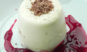 Panna cotta przepis: kremowy deser z polewą wiśniową i wiórkami czekolady. Idealny na deser.
