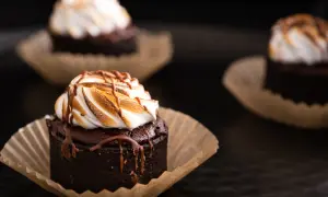 Pyszne babeczki brownie z pianką marshmallow i polewą czekoladową, idealne na deser.