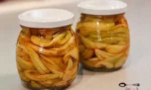 Słoiki z marynowanymi ogórkami. Idealny sposób, co zrobić z dużych ogórków, by cieszyć się ich smakiem zimą.
