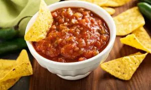 Domowy sos meksykański przepis na chipsy. Pikantny, pomidorowy sos z papryczkami jalapeño i nachos.