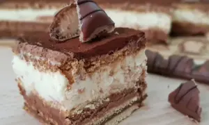 Pyszne ciasto Kinder Bueno z kremem i czekoladą. Idealne na deser dla każdego fana słodkości.