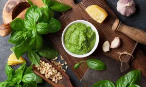 Świeże liście bazylii, orzeszki piniowe, czosnek i parmezan tworzą apetyczne pesto z bazylii.