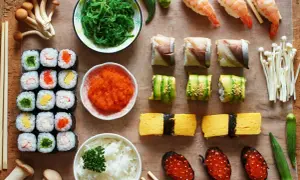 Pyszne sushi: rolki z łososiem, awokado, krewetkami, tamago, ikrą, ryżem i sałatką wakame. Idealne na co do sushi.