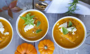 Zupa z dyni hokkaido, kremowa i aromatyczna, z fetą i ziołami. Idealna na jesienne dni.