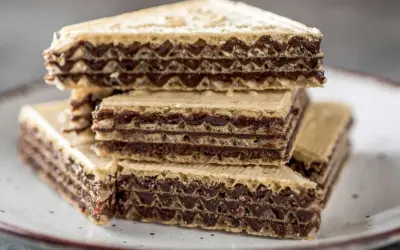 Stos wafli przełożonych kremem czekoladowym, przypominających smak dzieciństwa i wafli z mlekiem w proszku.