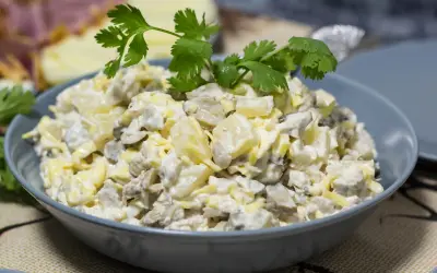 Pyszna sałatka z pieczarkami, jajkiem i serem, udekorowana świeżą kolendrą. Idealna na każdą okazję.
