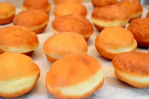 Puszyste pączki, idealne do domowego wypieku. Ten przepis na pączki to gwarancja sukcesu!