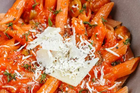 Penne z sosem pomidorowym, oliwkami i parmezanem. Szybki obiad w 15 minut, idealny na każdy dzień.