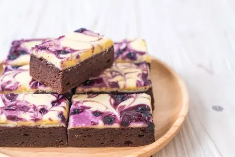 Czekoladowe brownie z kremowym serkiem i jagodami. Idealne fit ciasta na deser.