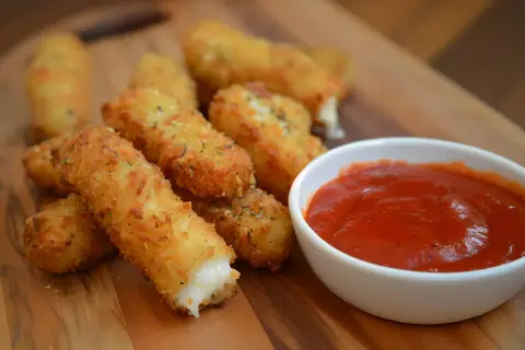 Paluszki z mozzarelli w panierce, idealne do maczania w sosie. Pyszny sposób na to, co można zrobić z mozzarelli.
