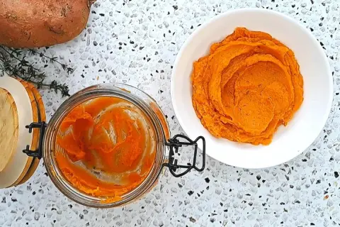 Pyszne puree z batata w słoiku i na talerzu. Idealne do wielu potraw.