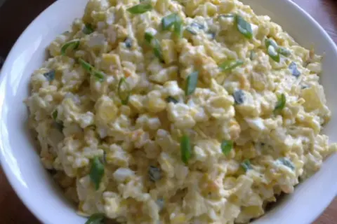 Szybka sałatka z ryżem i jajkiem, kremowa, z zieloną cebulką, idealna na szybki lunch.