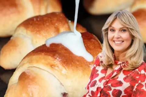 Rogaliki krucho drożdżowe, polane lukrem, wyglądają po prostu pycha! Uśmiechnięta kobieta w tle dodaje im uroku.