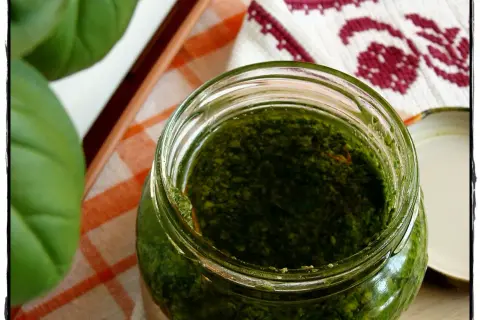 Słoik domowego pesto, idealny do makaronu. Ten przepis na pesto jest prosty i pyszny.