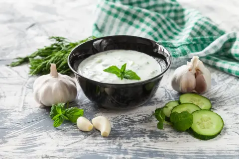 Pyszny sos tzatziki z czosnkiem, ogórkiem i miętą, gotowy do podania.