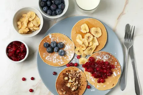 Idealne fit sniadania: placuszki z bananami, borówkami, żurawiną i orzechami. Pyszny początek dnia!