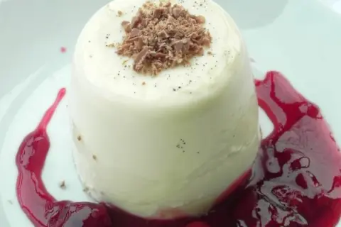 Panna cotta przepis: kremowy deser z polewą wiśniową i wiórkami czekolady. Idealny na deser.