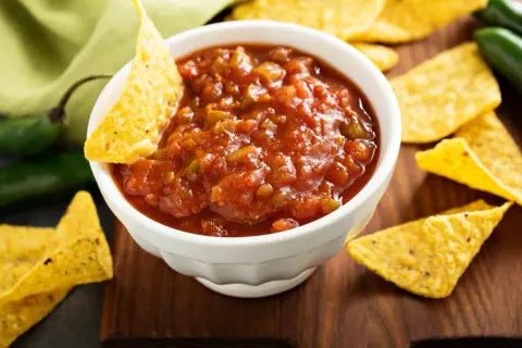 Domowy sos meksykański przepis na chipsy. Pikantny, pomidorowy sos z papryczkami jalapeño i nachos.