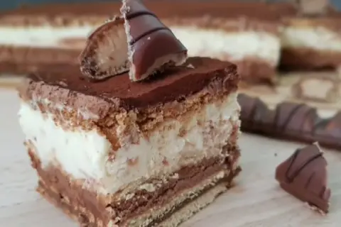 Pyszne ciasto Kinder Bueno z kremem i czekoladą. Idealne na deser dla każdego fana słodkości.