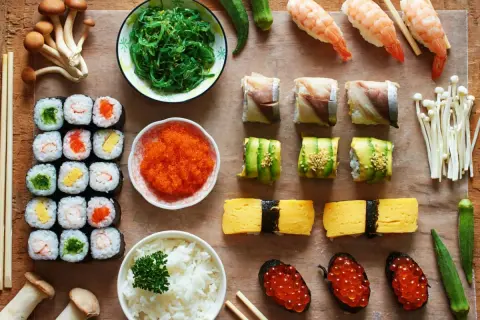 Pyszne sushi: rolki z łososiem, awokado, krewetkami, tamago, ikrą, ryżem i sałatką wakame. Idealne na co do sushi.