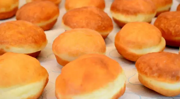 Puszyste pączki, idealne do domowego wypieku. Ten przepis na pączki to gwarancja sukcesu!