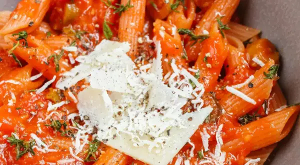 Penne z sosem pomidorowym, oliwkami i parmezanem. Szybki obiad w 15 minut, idealny na każdy dzień.
