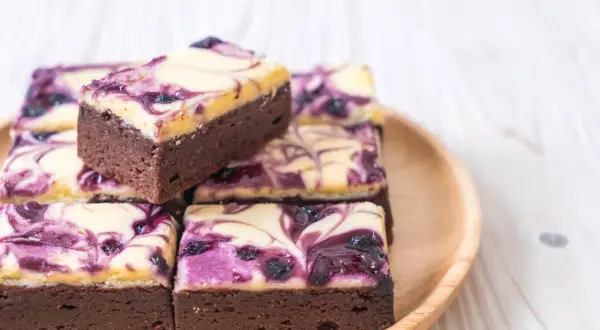Czekoladowe brownie z kremowym serkiem i jagodami. Idealne fit ciasta na deser.