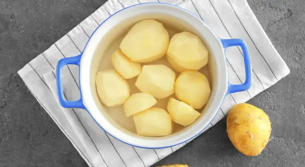 Gotujesz ziemniaki w garnku. Pamiętaj, że najwięcej błonnika jest w skórce!