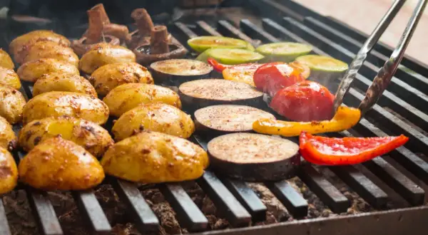 Pyszne grillowane warzywa: ziemniaki, bakłażany, cukinia, pomidory i papryka kuszą aromatem.
