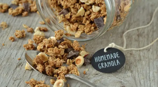 Domowa granola z orzechami i czekoladą, idealna na śniadanie. Ten przepis na granola jest prosty i pyszny!
