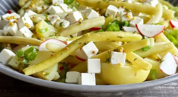 Pyszna, najlepsza sałatka z fasolki szparagowej z ziemniakami, serem feta, rzodkiewką i szczypiorkiem.