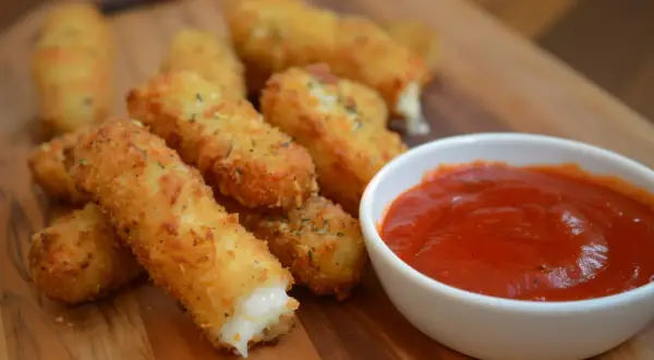 Paluszki z mozzarelli w panierce, idealne do maczania w sosie. Pyszny sposób na to, co można zrobić z mozzarelli.